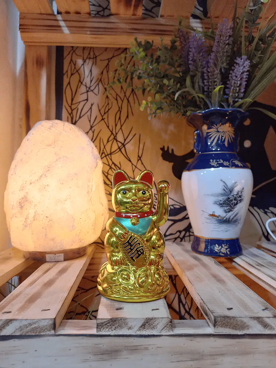 Gato Neko tamaño estándar en Dorado