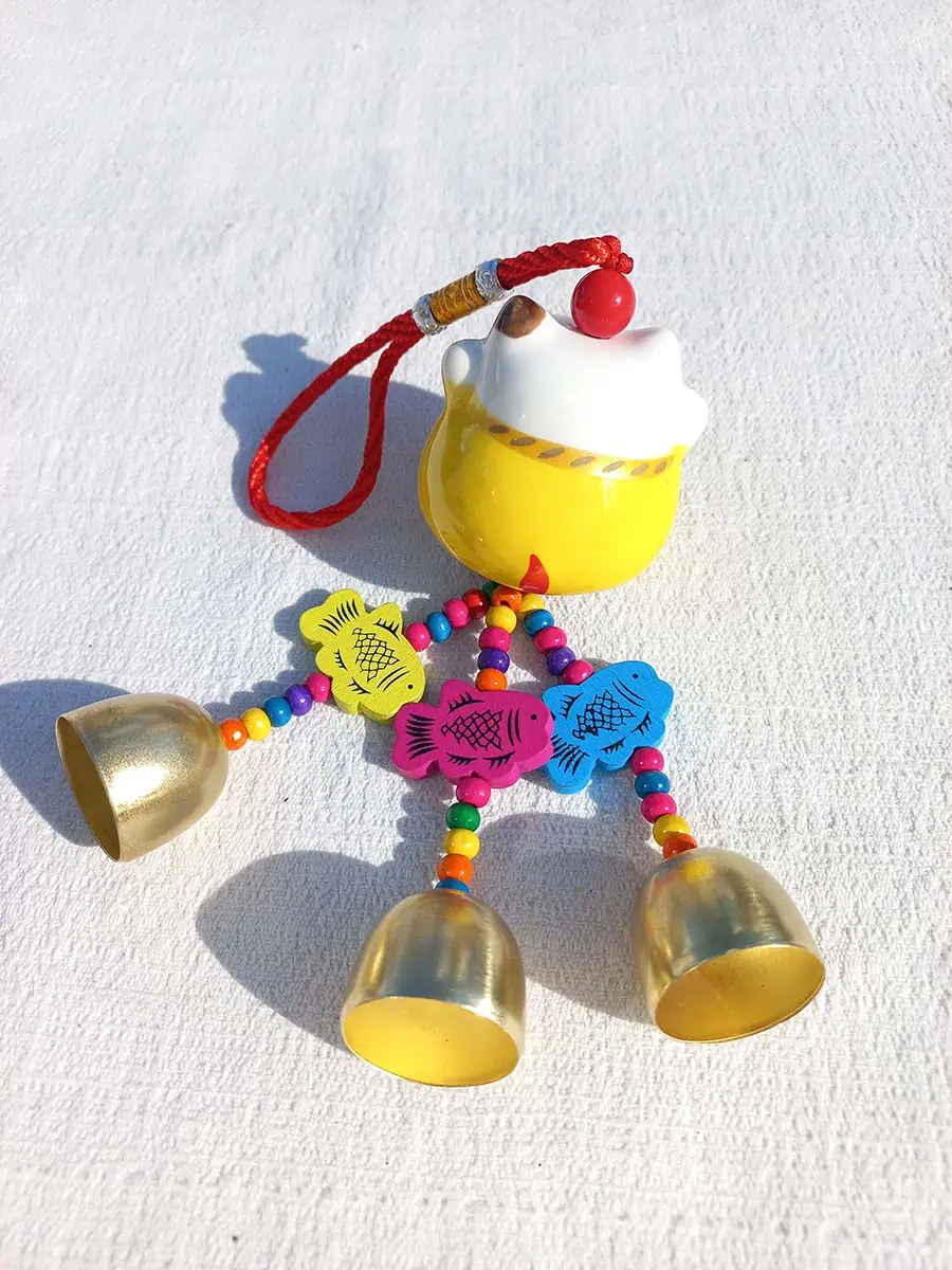 imagen de un gato neko de la suerte colgante decorativo para el dinero color amarillo