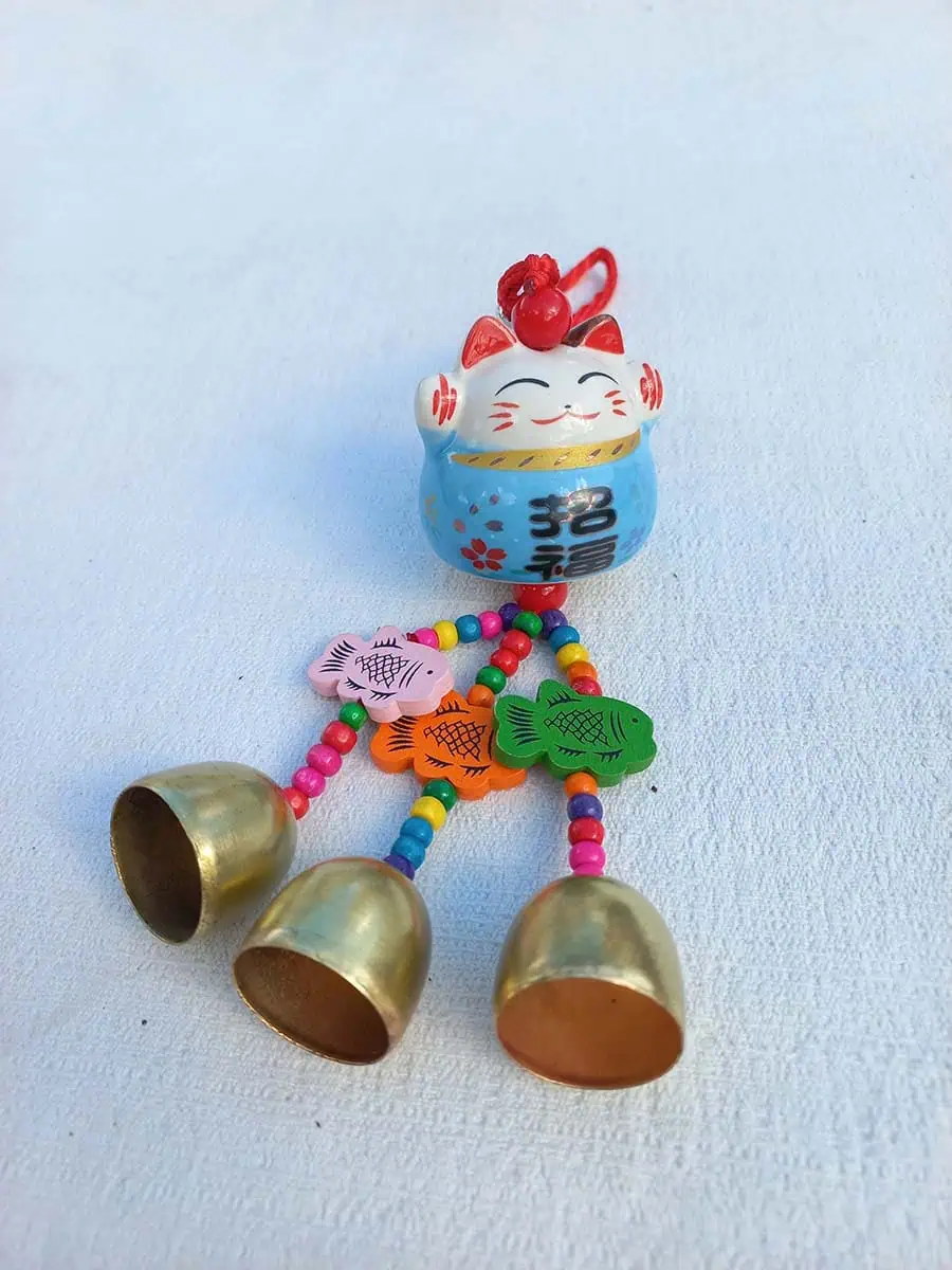 Gato Maneki Neko colgante color celeste