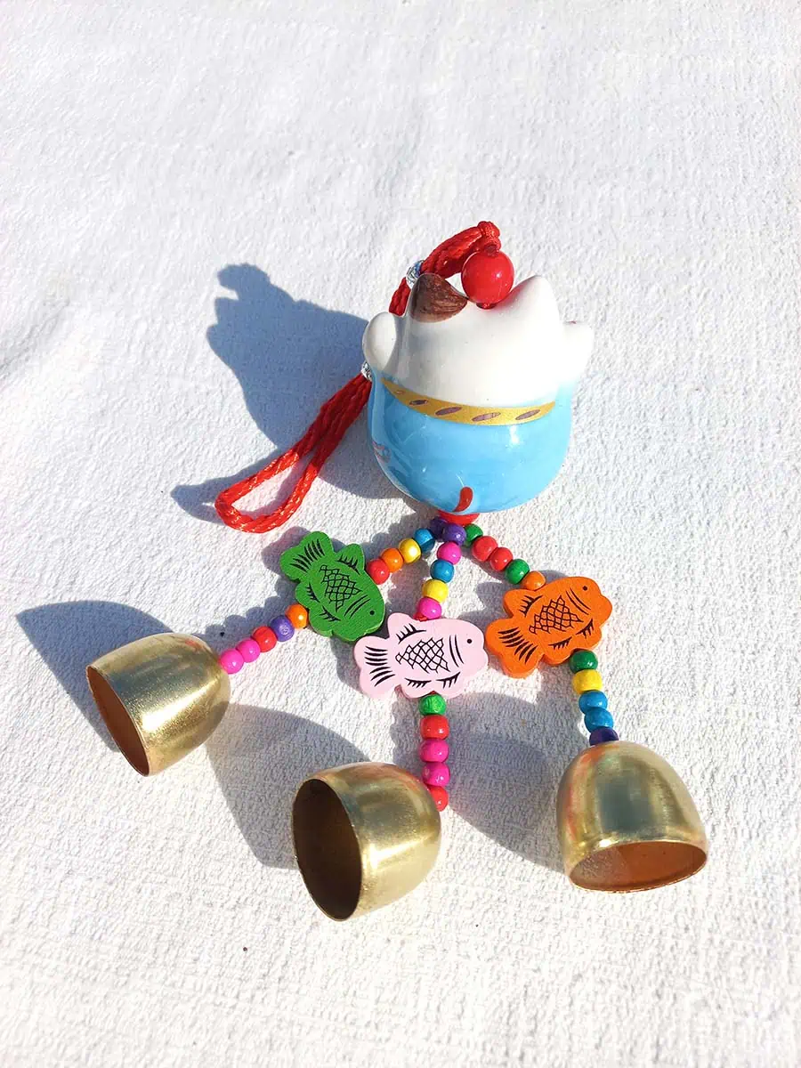 imagen de un gato neko de la suerte colgante decorativo para el dinero color celeste