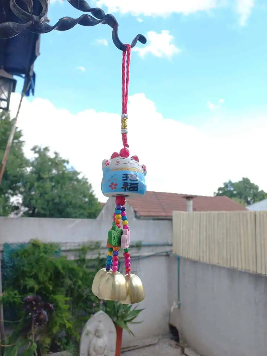 imagen de un gato neko de la suerte colgante decorativo para el dinero color celeste