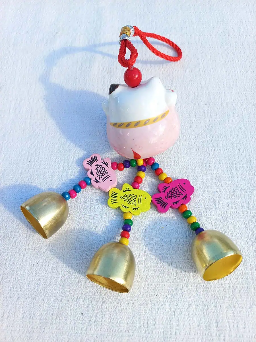 imagen de un gato neko de la suerte colgante decorativo para el dinero color rosa