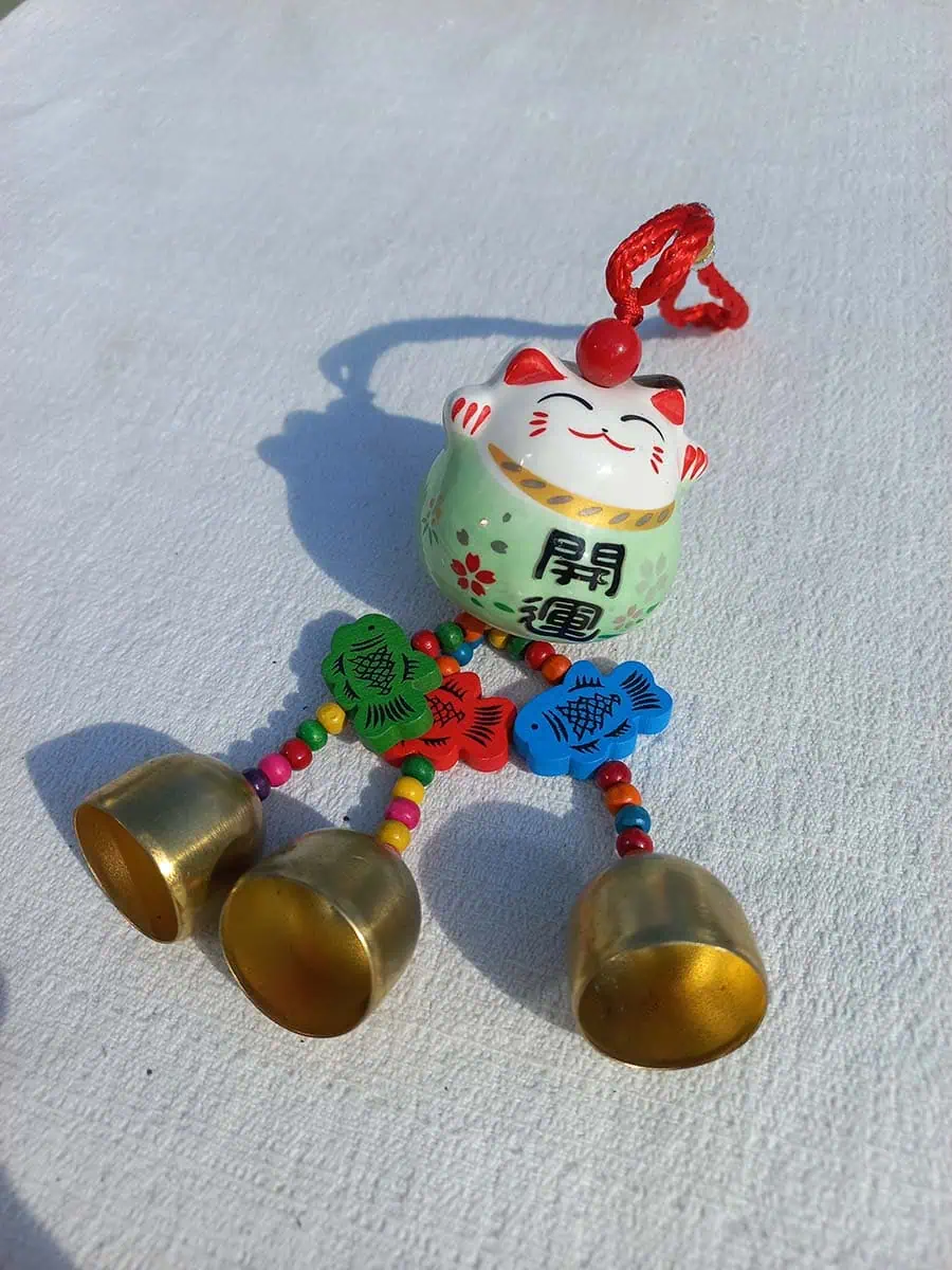 Gato Maneki Neko colgante color verde