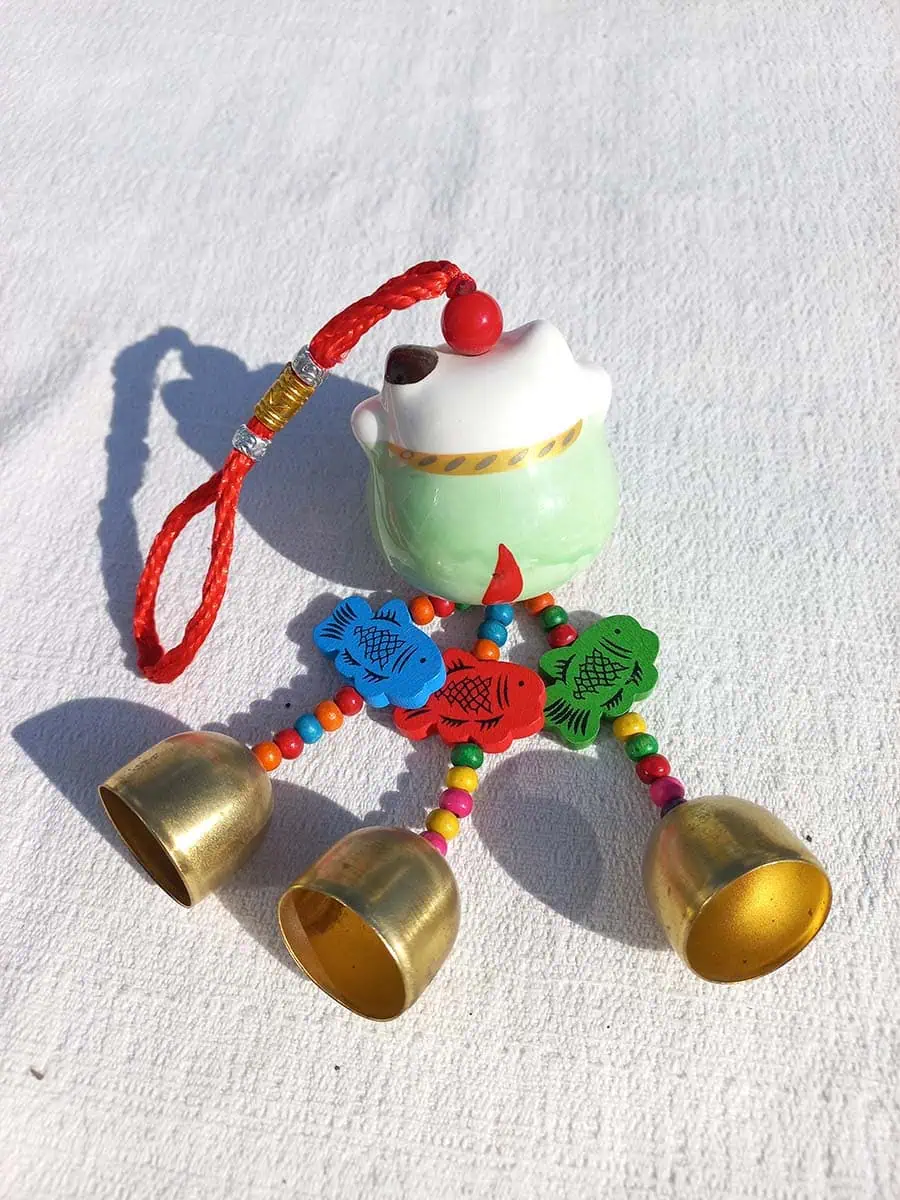 imagen de un gato neko de la suerte colgante decorativo para el dinero color verde