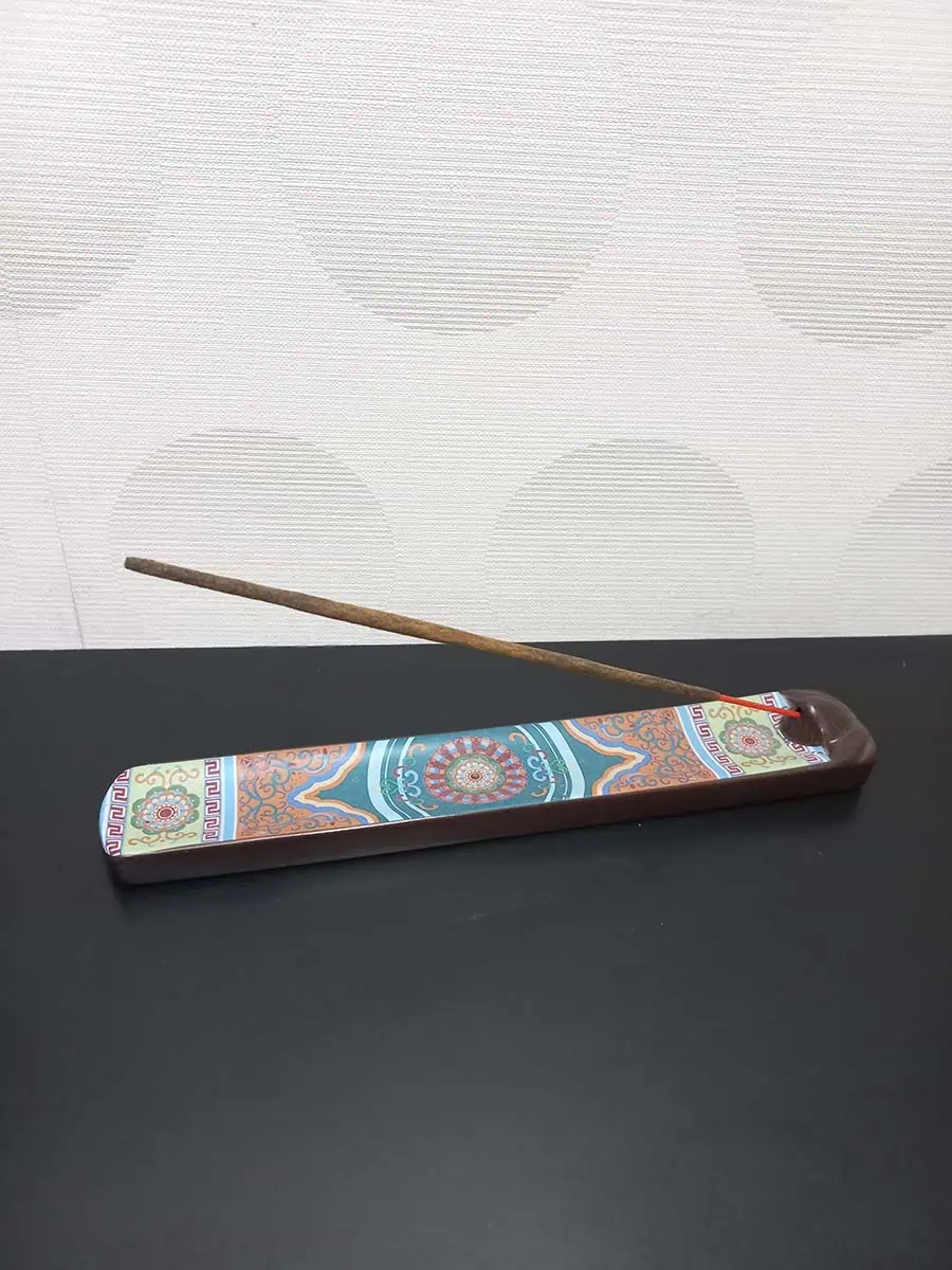 Portasahumerio con mandala de porcelana