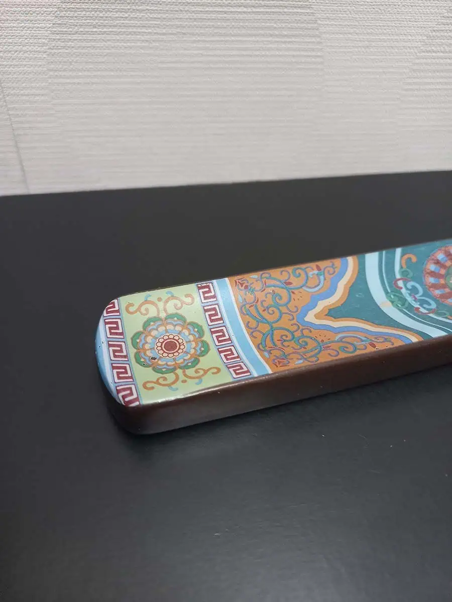 imagen de un portasahumerio de porcelana con mandala