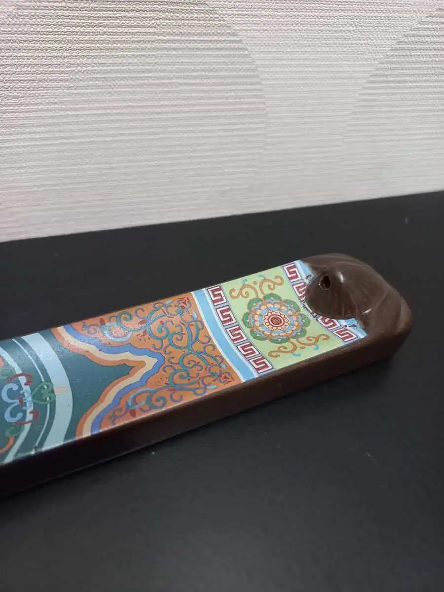 imagen de un portasahumerio de porcelana con mandala