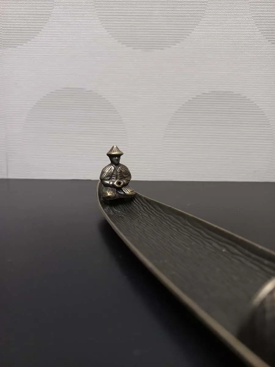 imagen de un portasahumerio de canoa