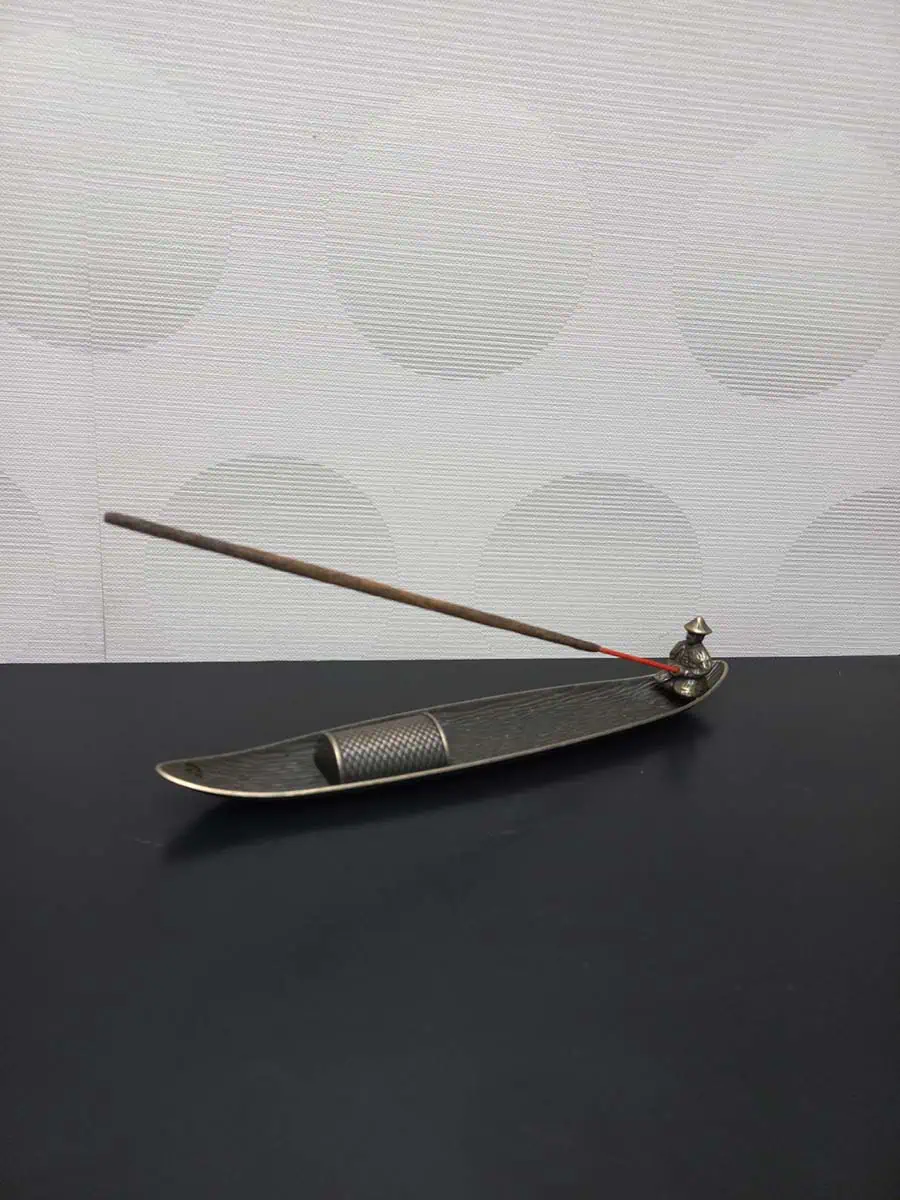 imagen de un portasahumerio de canoa