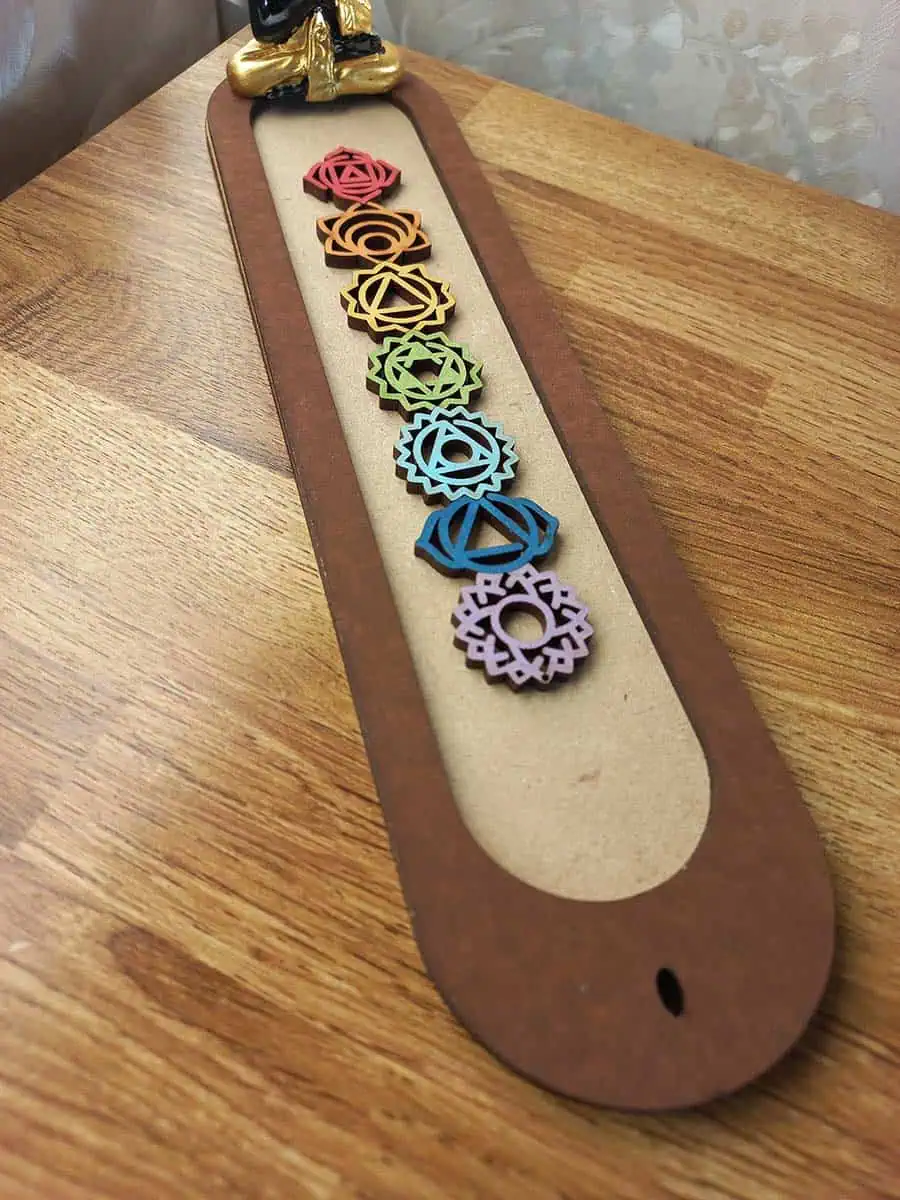 imagen de un portasahumerio de madera lindo con los 7 chakras y un buidta o ganesha