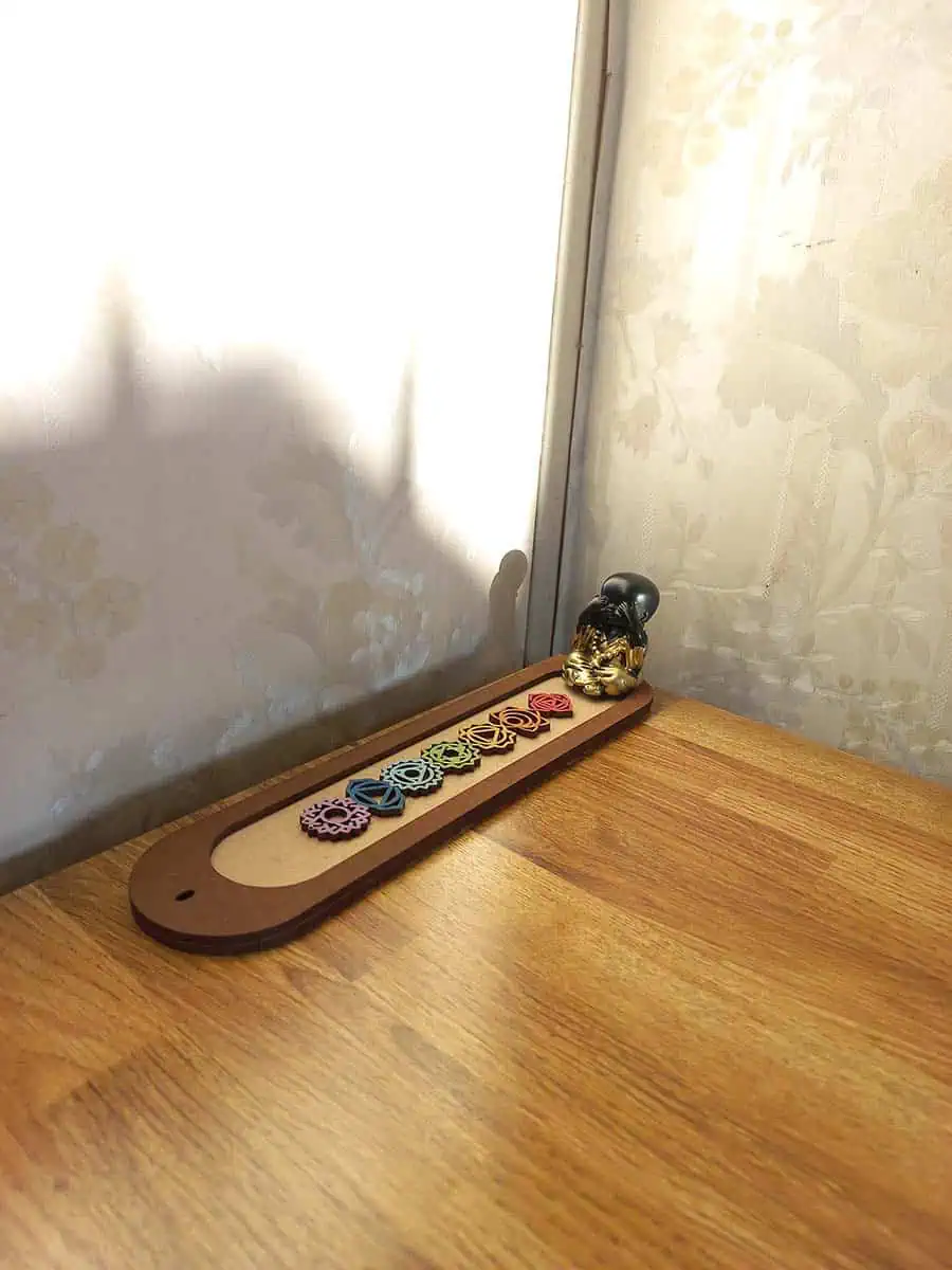 Portasahumerio de madera con Buda dorado y los 7 chakras