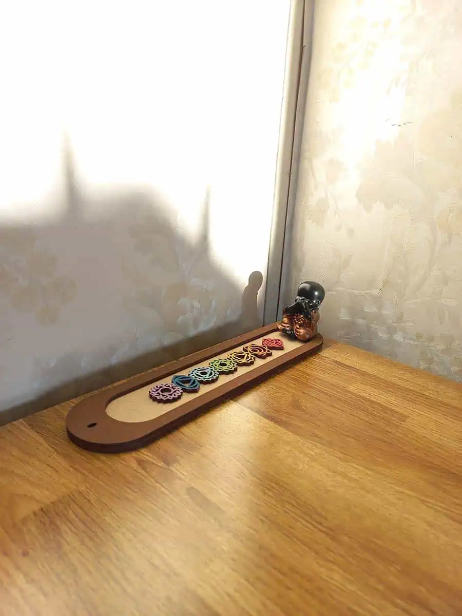 Portasahumerio de madera con Buda rojo y los 7 chakras