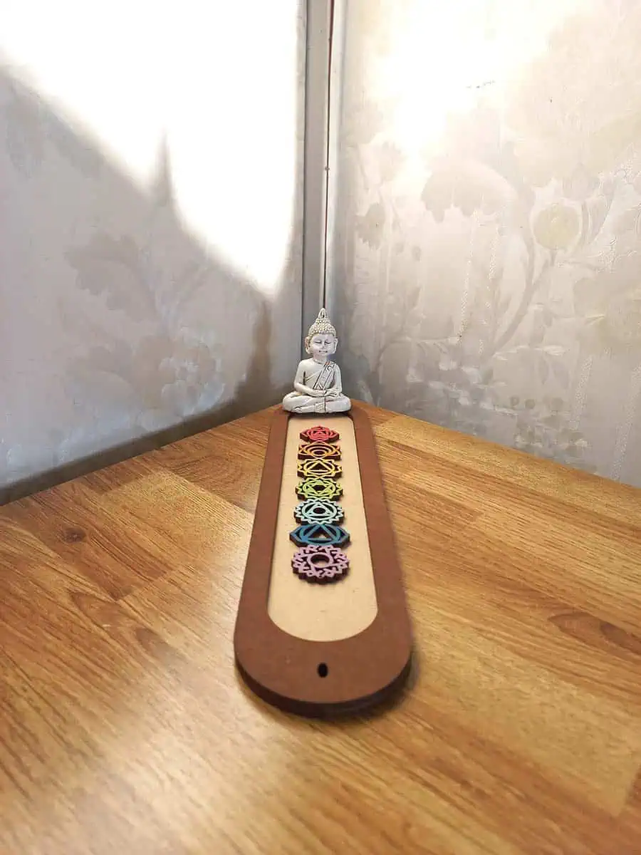 imagen de un portasahumerio de madera lindo con los 7 chakras y un buidta o ganesha