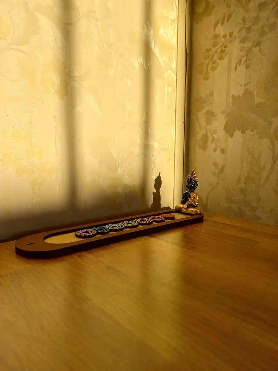 Portasahumerio de madera con Buda Dorado y los 7 chakras