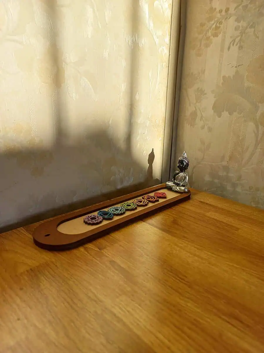 Portasahumerio de madera con Buda plateado y los 7 chakras