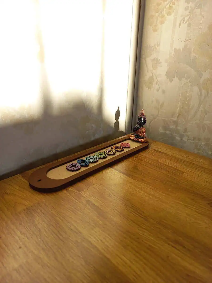 Portasahumerio de madera con Buda rojizo y los 7 chakras