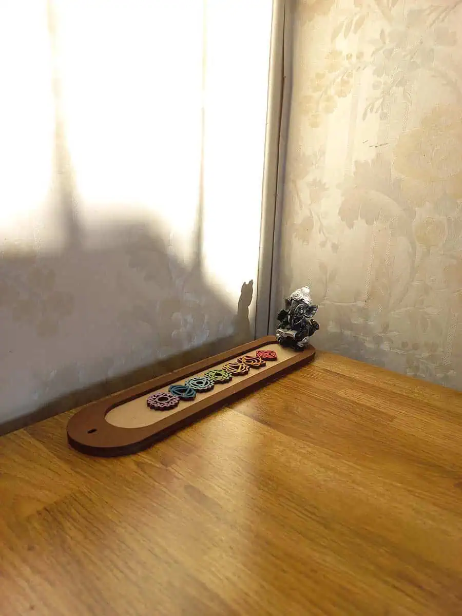 Portasahumerio de madera con Ganesha plateada y los 7 chakras