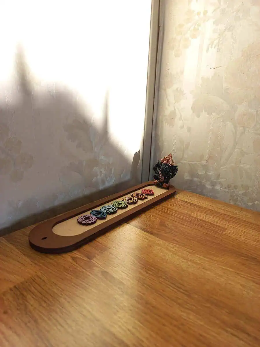 Portasahumerio de madera con Ganesha rojiza y los 7 chakras