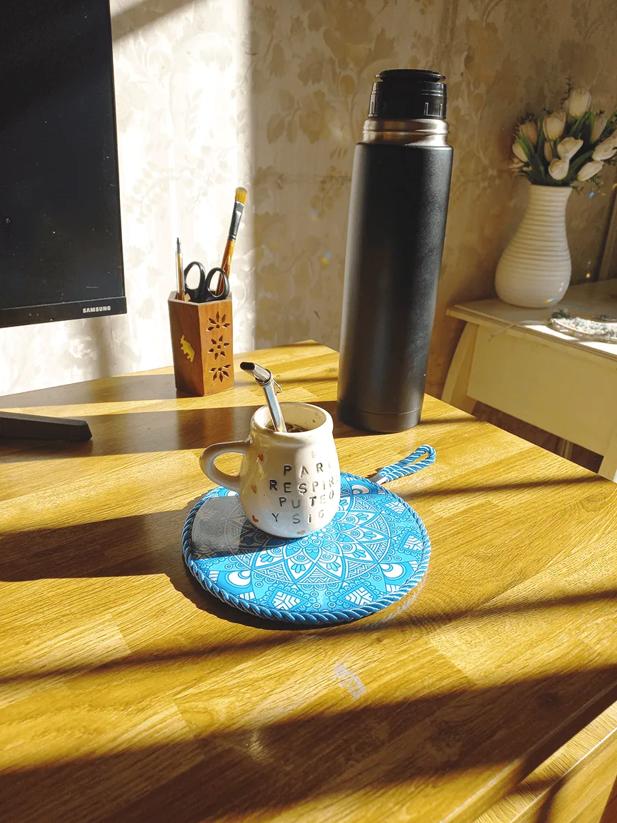 Posa pava con mandala Celeste