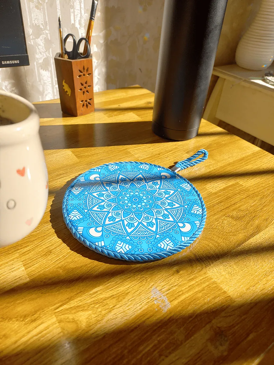 posa pava con mandala para decorar