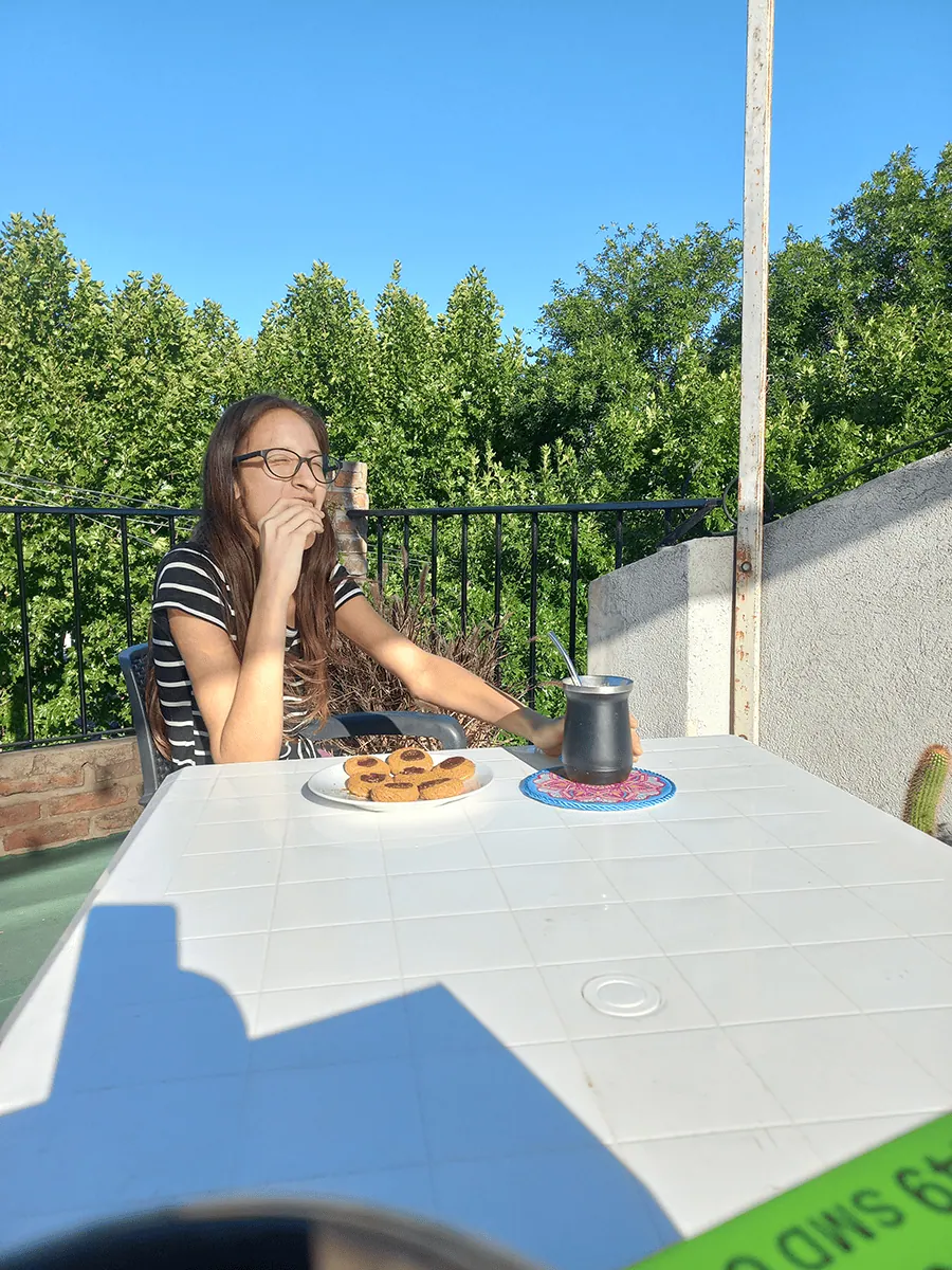 posa pava con mandala para decorar