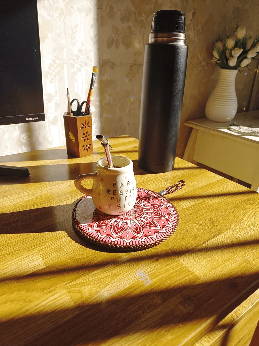 Posa pava con mandala Fucsia