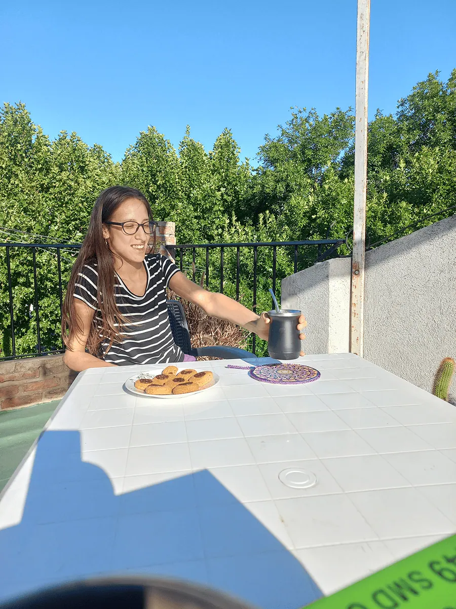 posa pava con mandala para decorar