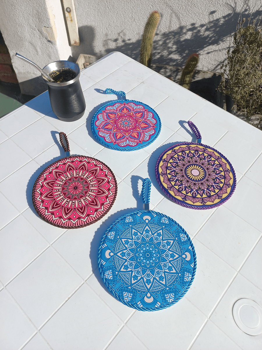 posa pava con mandala para decorar