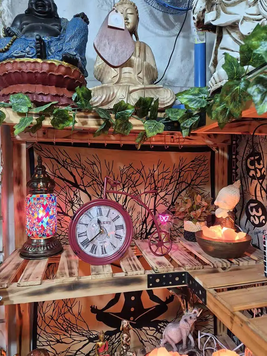 Reloj decorativo vintage bordó con forma de bicicleta antigua y números romanos