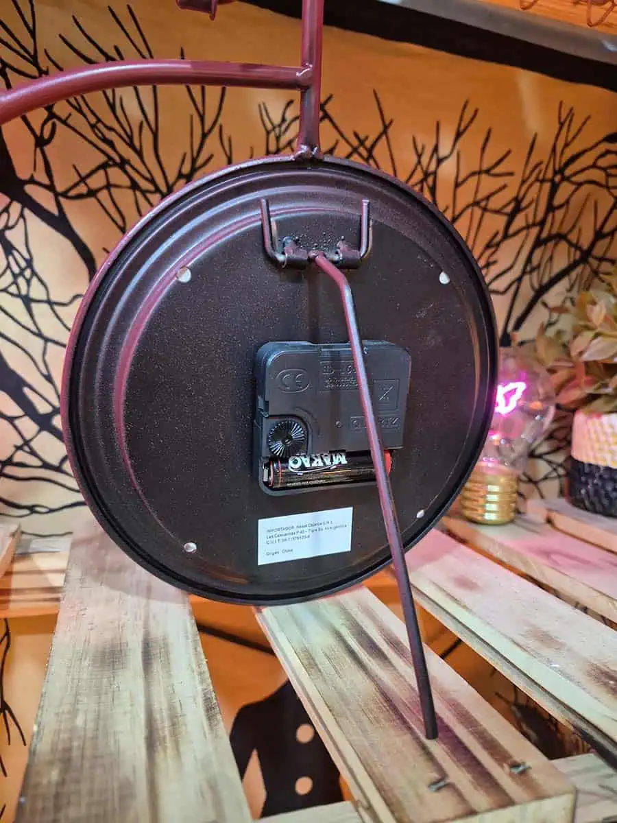 Reloj decorativo vintage bordó con forma de bicicleta antigua y números romanos