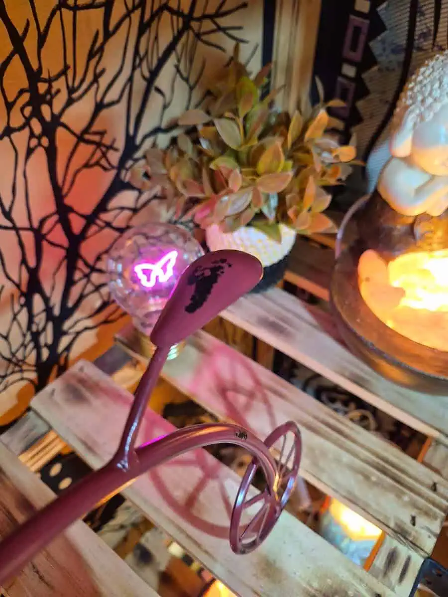 Reloj decorativo vintage bordó con forma de bicicleta antigua y números romanos