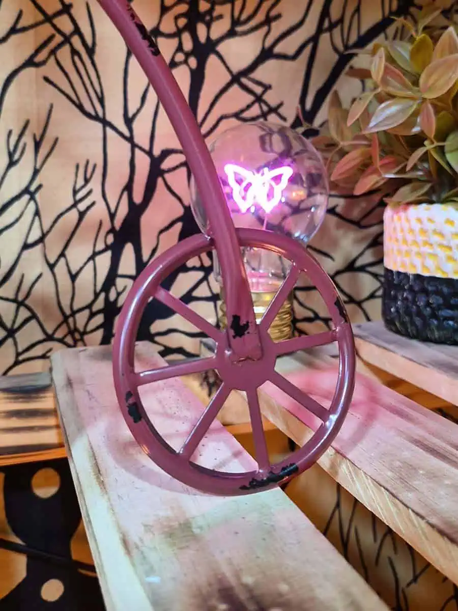 Reloj decorativo vintage bordó con forma de bicicleta antigua y números romanos