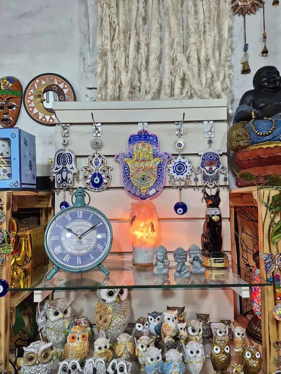 Reloj decorativo vintage celeste de mesa con números romanos y diseño de fonógrafo