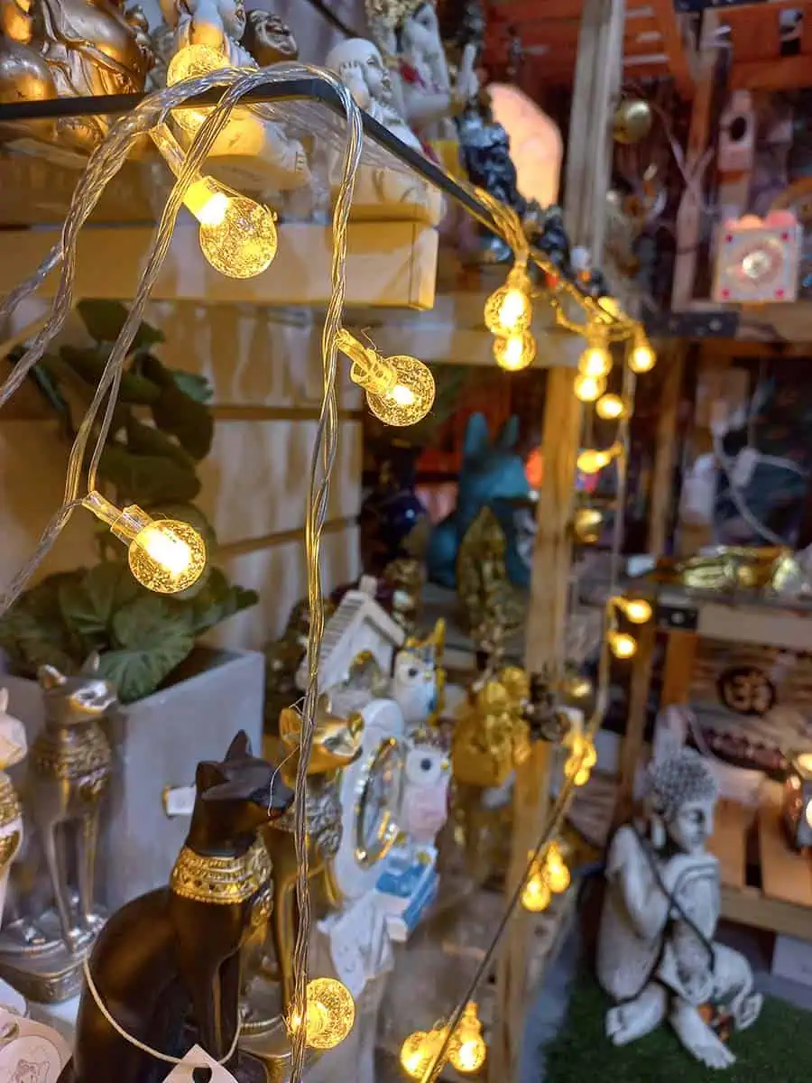 Tira de luces decorativas cálidas de 5 metros con bolitas transparentes texturadas tipo nieve