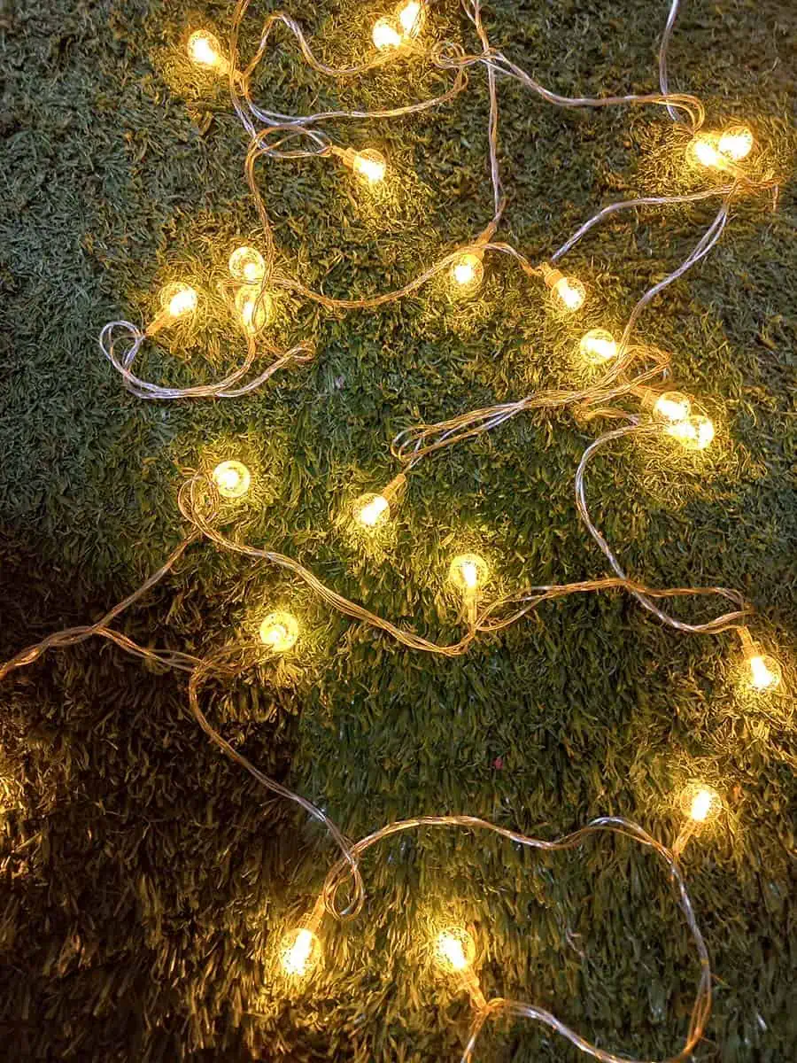 Tira de luces decorativas cálidas de 5 metros con bolitas transparentes texturadas tipo nieve