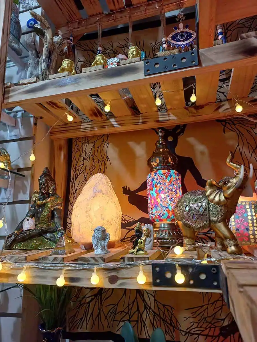 Tira de luces cálidas de 5 metros con pequeñas bolitas lisas para decorar estantes y espacios interiores