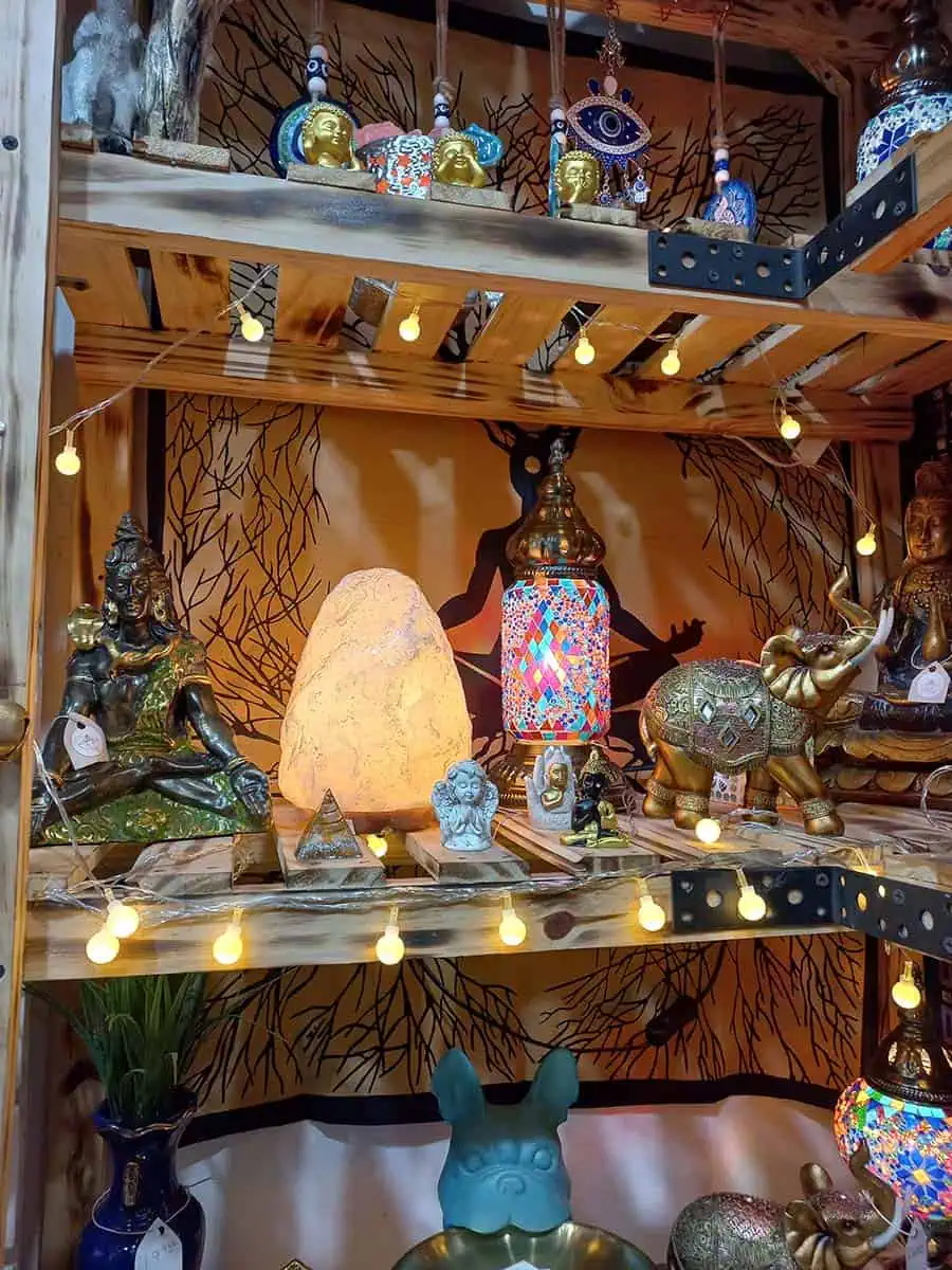 Tira de luces cálidas de 5 metros con pequeñas bolitas lisas para decorar estantes y espacios interiores