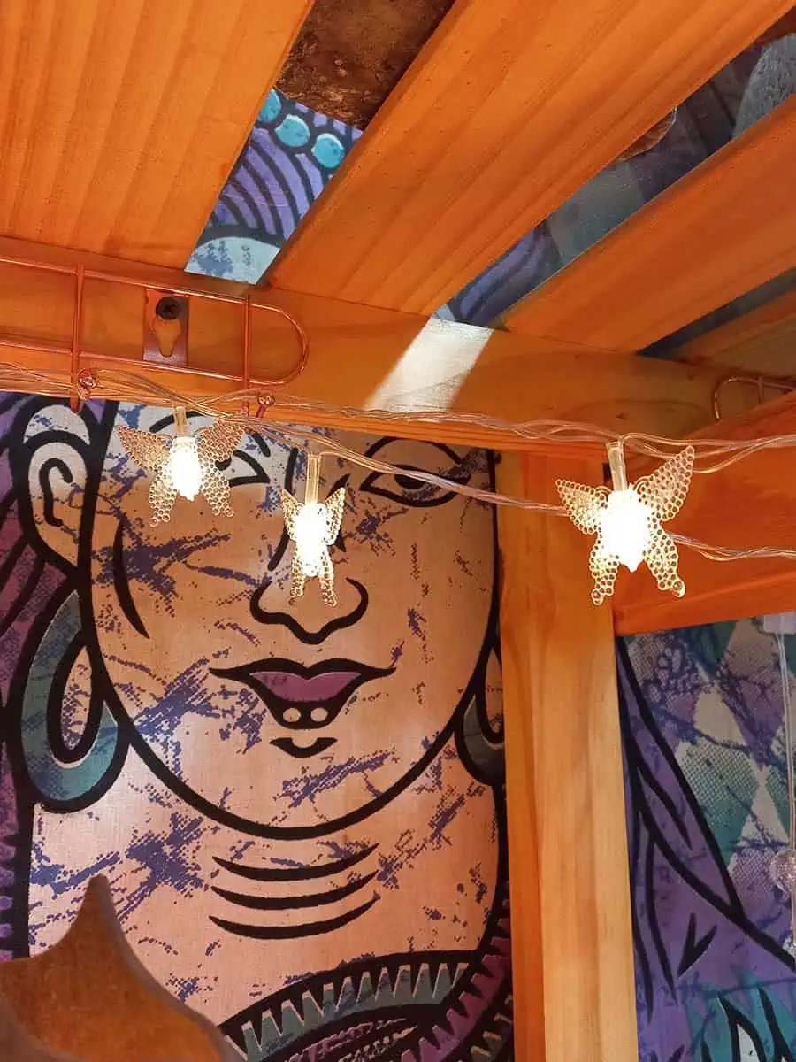 Tira de luces cálidas de 5 metros con mariposas transparentes iluminadas para decoración de interiores