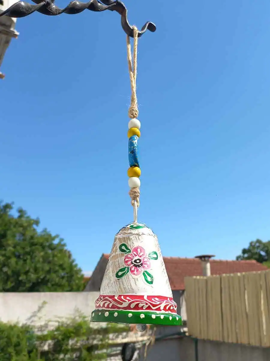 Campana Hindú de chapa blanca con flores 