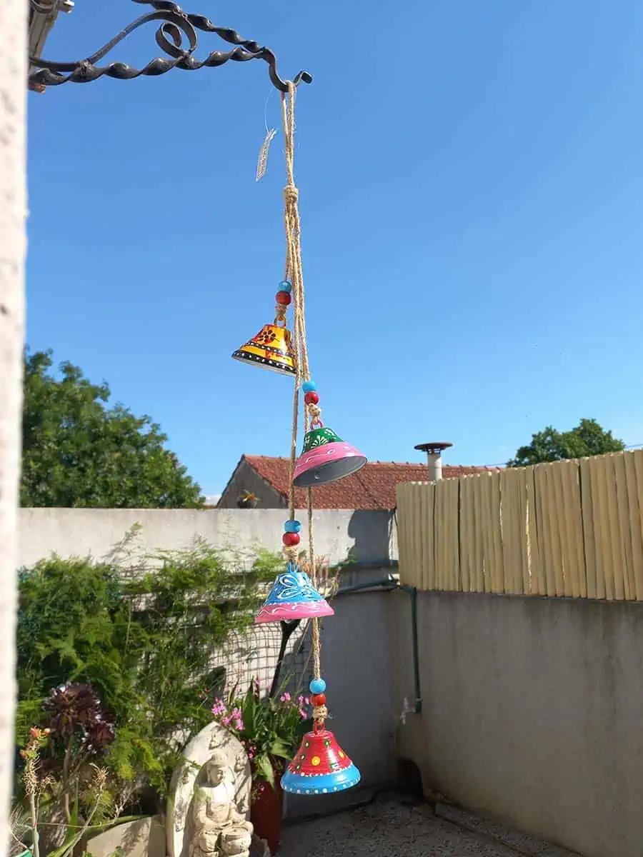 Tira de campanas Hindú de chapa multicolor