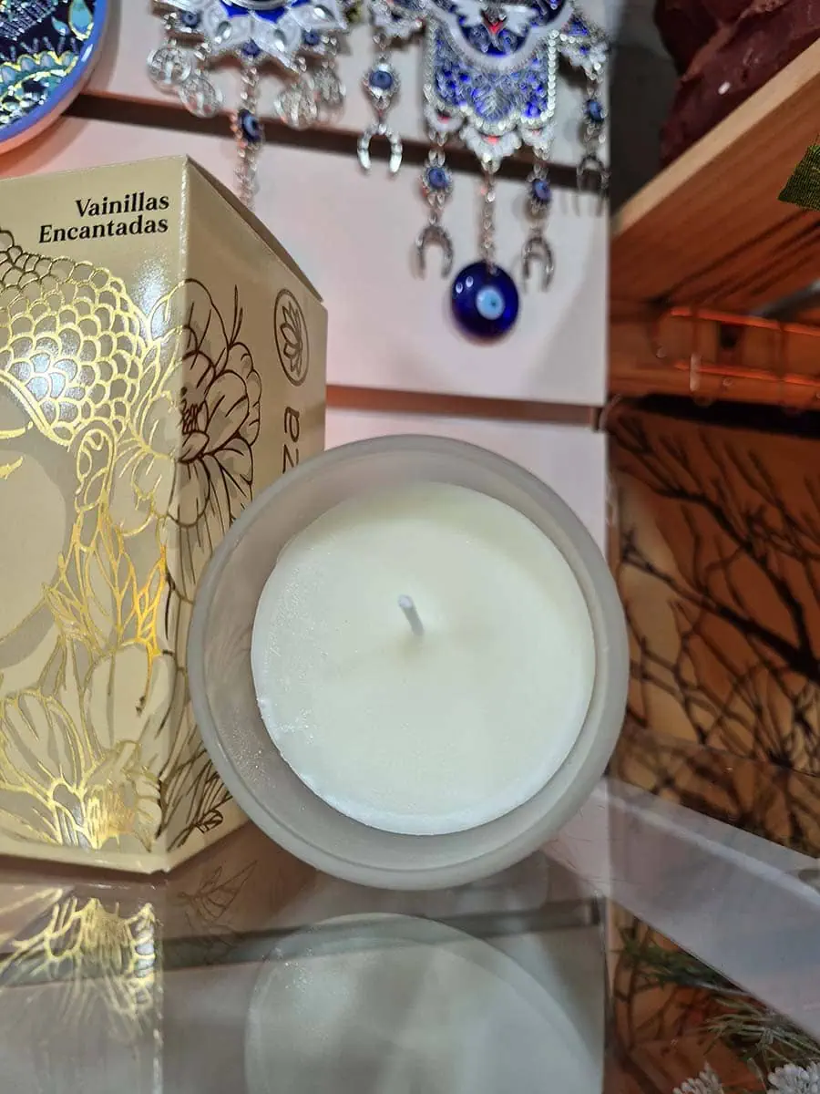 Vela aromática en vaso de vidrio Vainillas Encantadas Aromanza elaborada con cera vegetal